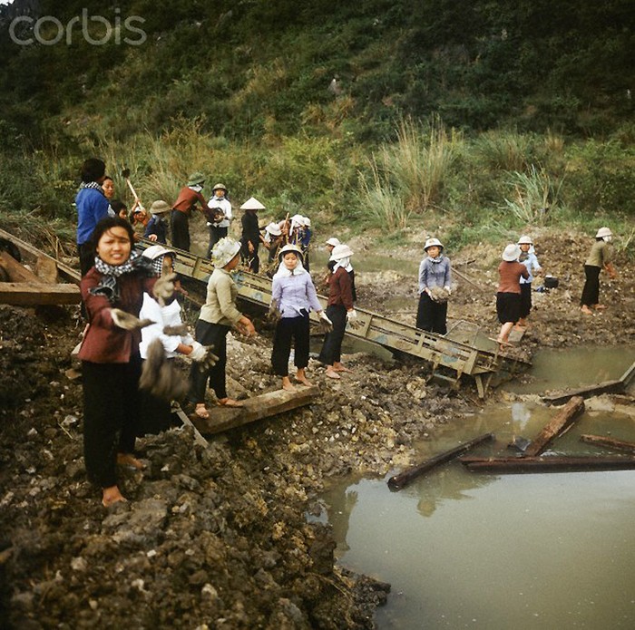 Những phụ nữ này đang làm công việc nối lại một cây cầu bị bom Mỹ phá hủy gần quốc lộ 1 đoạn thuộc địa phận Hà Nội, miền Bắc Việt Nam, 1973. Ảnh: Werner Schulze.